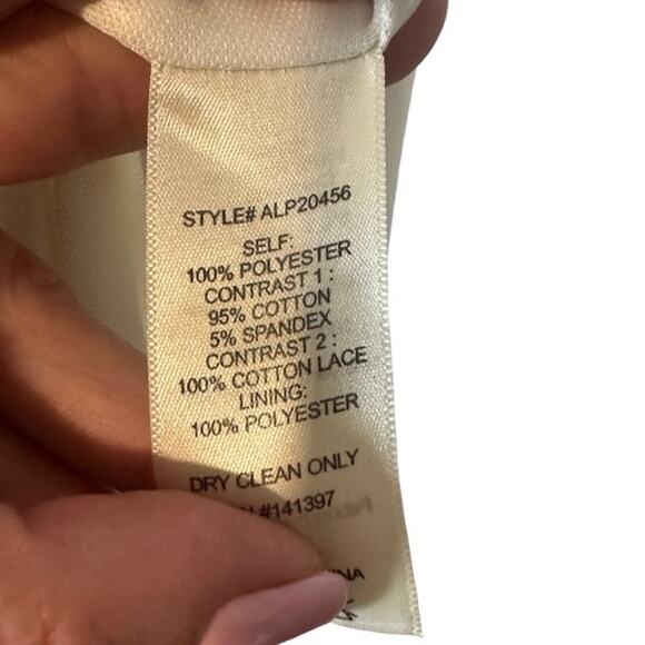 ASTR White Lace Embroidered Floral Scalloped Trim Shorts Women Sz S - Picture 9 of 9